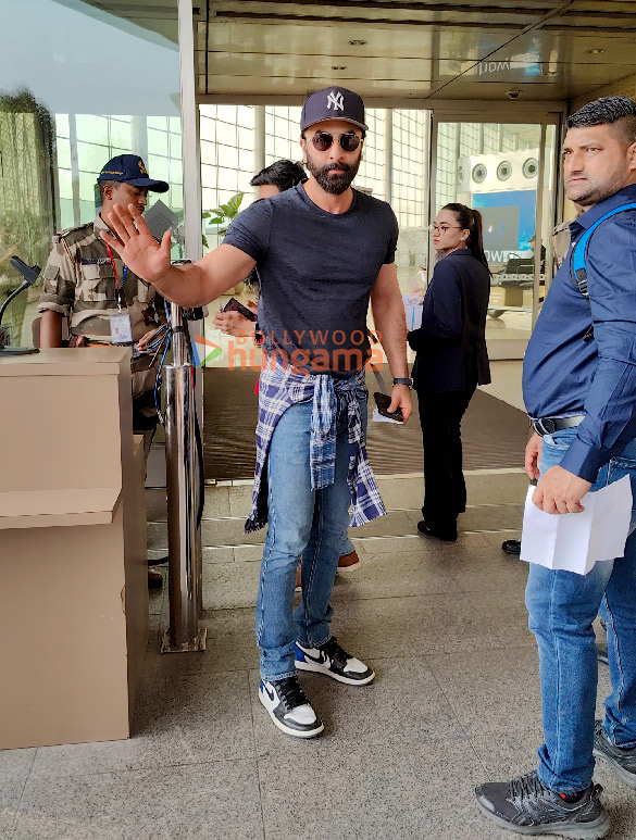 photos ranbir kapoor mrunal thakur shanaya kapoor and sonu nigam snapped at the airport 5