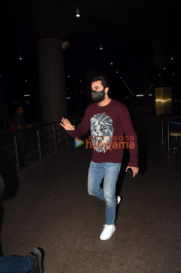 photos ranbir kapoor and deepika padukone snapped at the airport 1