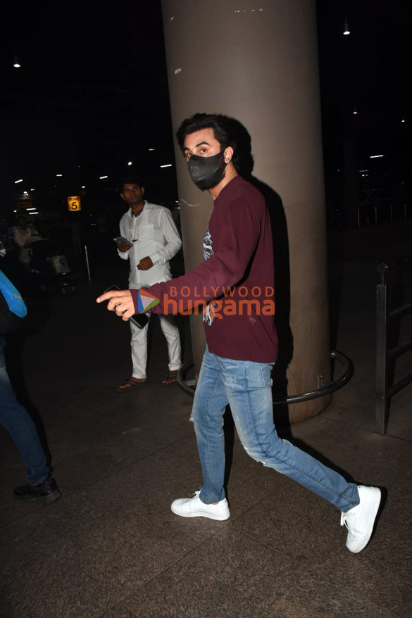 photos ranbir kapoor and deepika padukone snapped at the airport 3
