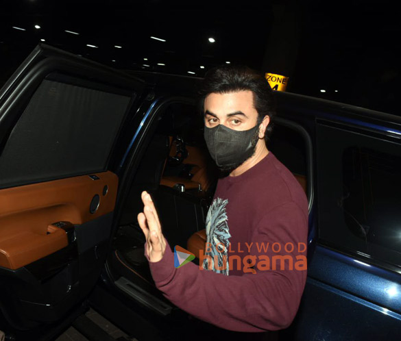 photos ranbir kapoor and deepika padukone snapped at the airport 5