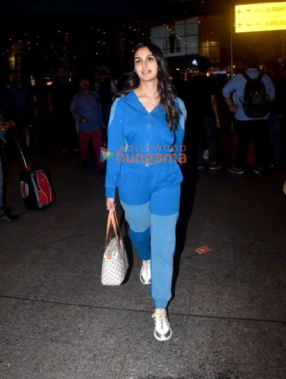 photos saif ali khan kareena kapoor khan and others snapped at the airport 2 2
