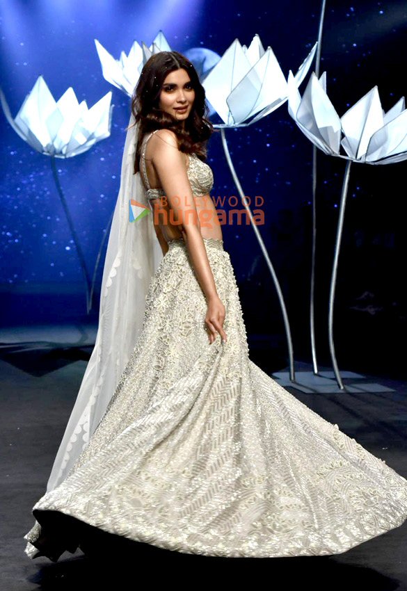 photos sara ali khan diana penty tara sutaria and others walk the ramp at lakme fashion week 2023 day 3 12