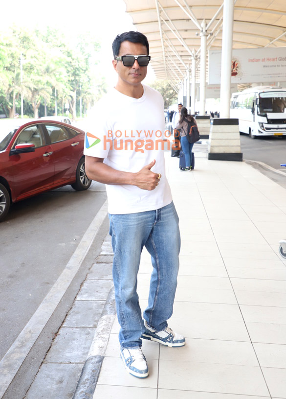 photos shahid kapoor mira kapoor sonu sood and others snapped at the airport 2
