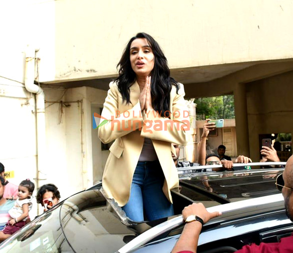 photos shraddha kapoor celebrating her birthday at her residence 5