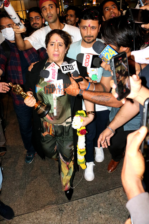 photos sidharth malhotra kriti sanon vidya balan and mc stan snapped at the airport1 5