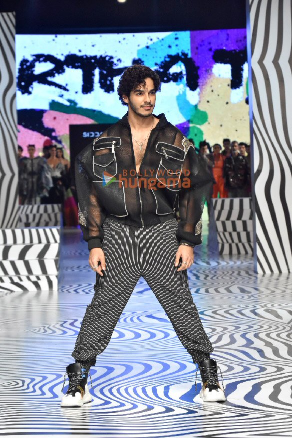 photos tamannaah bhatia karisma kapoor and others walk the ramp at lakme fashion week 2023 day 4 3