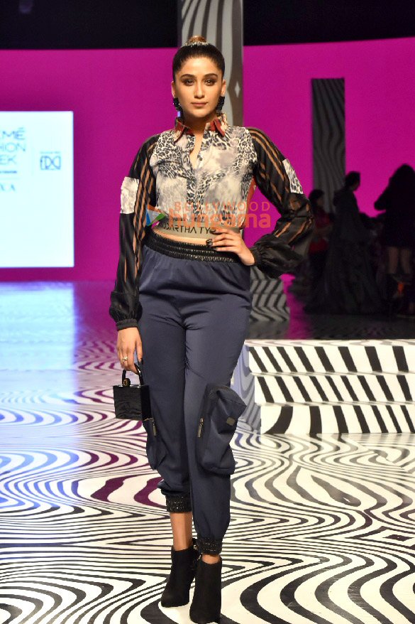 photos tamannaah bhatia karisma kapoor and others walk the ramp at lakme fashion week 2023 day 4 6