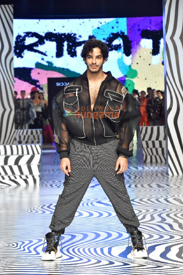 photos tamannaah bhatia karisma kapoor and others walk the ramp at lakme fashion week 2023 day 4 9