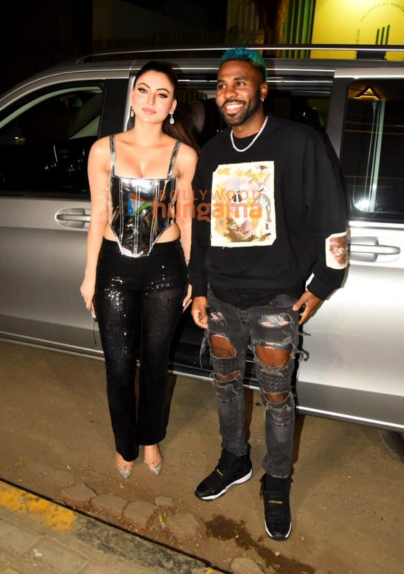 photos urvashi rautela and jason snapped in bandra 5
