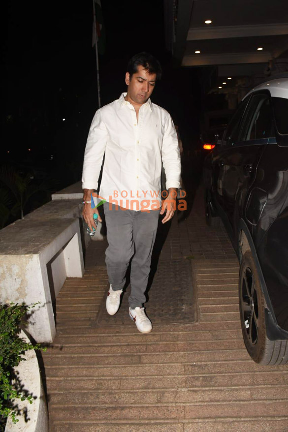 photos varun dhawan david dhawan and others snapped at a prayer meet 7