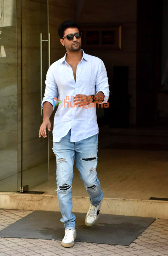 photos vicky kaushal snapped in khar 4