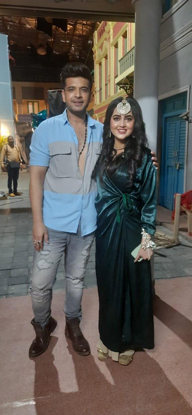 Tejasswi Prakash surprises bae Karan Kundrra on the sets of Tere Ishq Mein Ghayal as she shoots for Naagin 6; see pic : Bollywood News