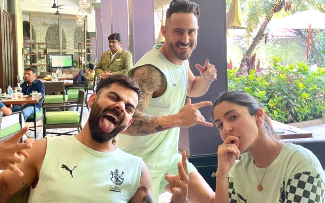 Anushka Sharma, Virat Kohli, and Faf du Plessis strike goofy pose, see picture