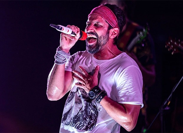 Chaos erupts as Farhan Akhtar's concert stage collapses due to dust storm in Indore