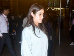 Janhvi Kapoor little chit chat with paps at the airport
