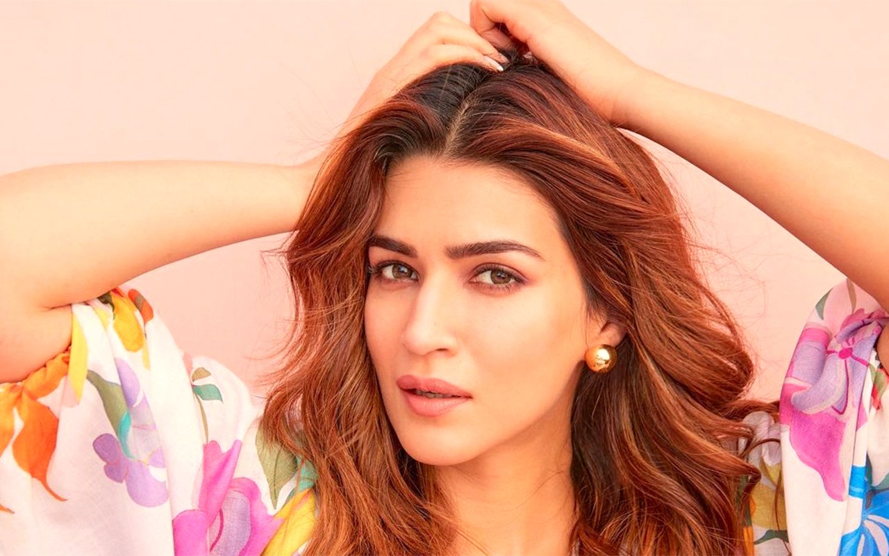 Kriti Sanon expresses her excitement to relish Indori delicacies; says, “I’ll sneak in some time to have the famous poha, ratlami sev, and jalebies”