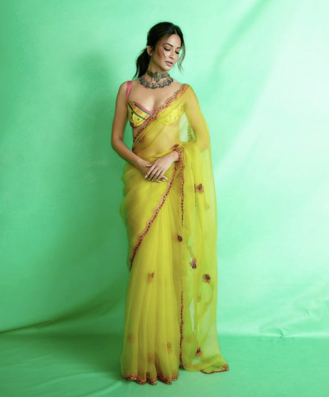 Kriti Kharbanda in a stunning yellow saree is redefining summer ethnic fashion