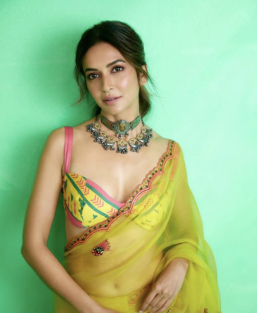 Kriti Kharbanda in a stunning yellow saree is redefining summer ethnic fashion