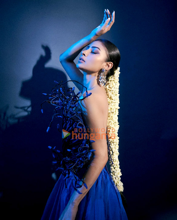 mouni roy 2 216