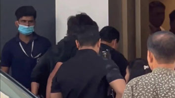 Paps capture a quick glimpse of Shah Rukh Khan & Suhana Khan near the airport
