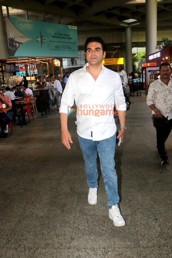 Photos: Arbaaz Khan, Giorgia Andriani and Malavika Mohanan spotted at the airport Photos: Arbaaz Khan, Giorgia Andriani and Malavika Mohanan spotted at the airport