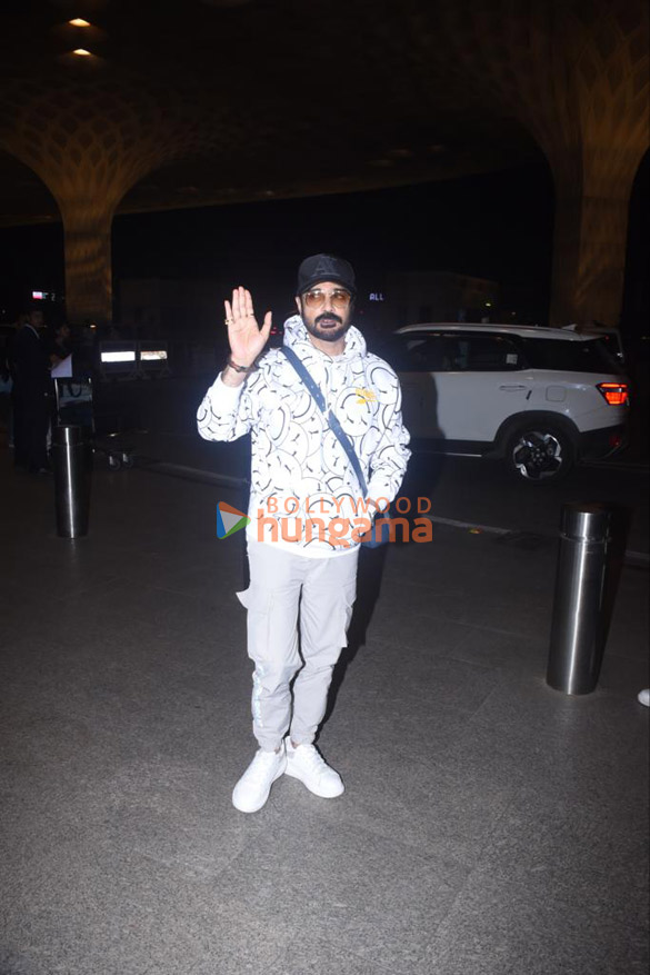 photos arjun kapoor malaika arora hema malini and others snapped at the airport 100 2