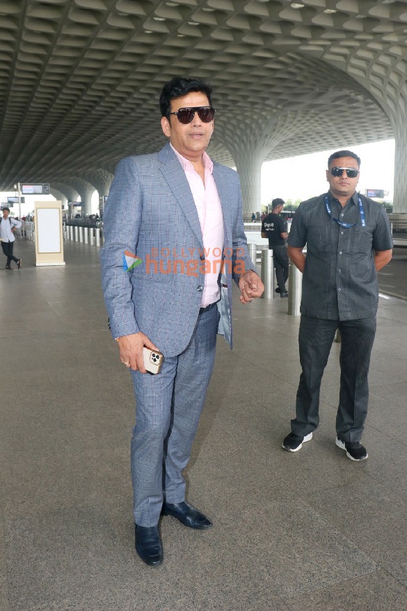 photos arjun kapoor malaika arora hema malini and others snapped at the airport1 1