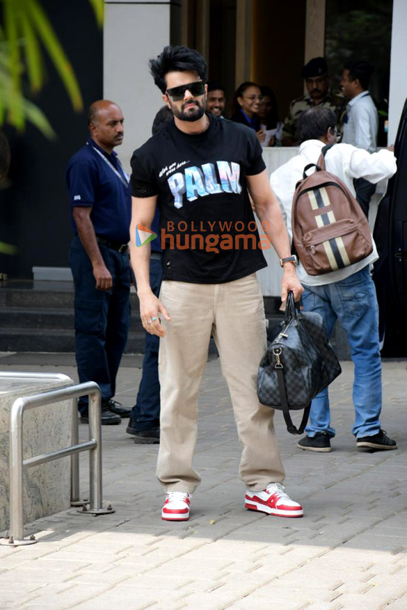 photos bhumi pednekar and maniesh paul snapped at kalina airport 2