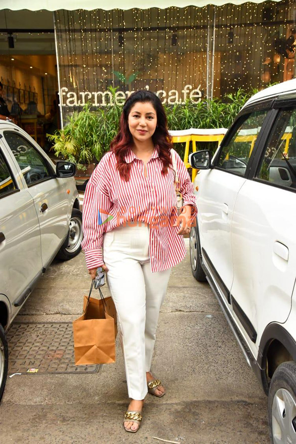 photos debina bonnerjee snapped at farmers cafe in bandra 3