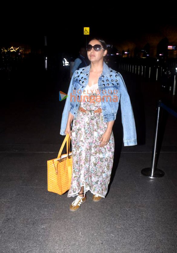 photos disha patani and gauri khan snapped at the airport 4