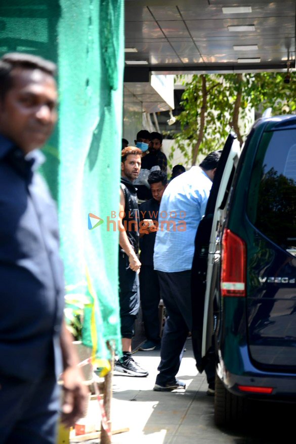 Photos: Hrithik Roshan snapped in Juhu for an ad shoot Photos: Hrithik Roshan snapped in Juhu for an ad shoot