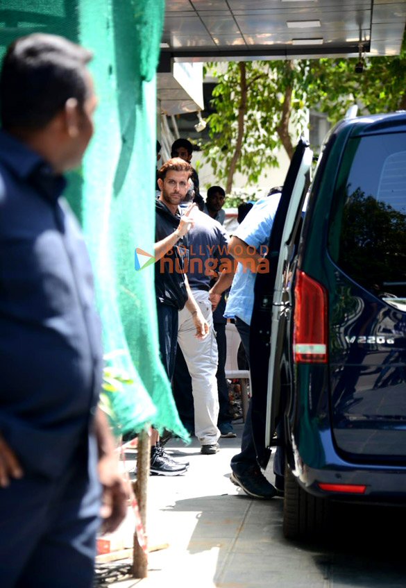 photos hrithik roshan snapped in juhu for an ad shoot 3