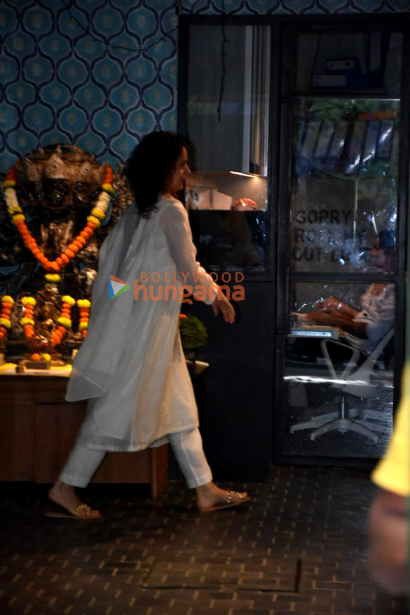 photos kangana ranaut snapped in khar 5