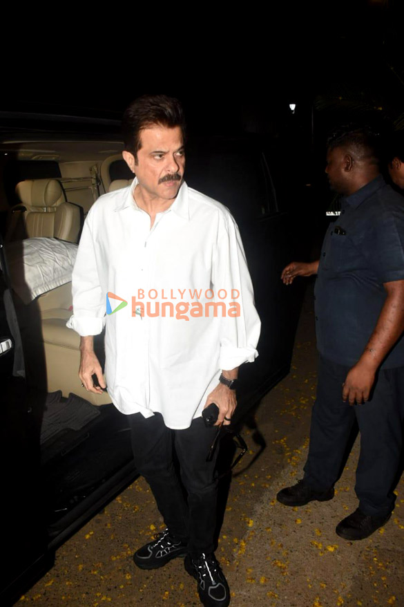 photos kareena kapoor khan saif ali khan and others snapped at yash chopras house 7