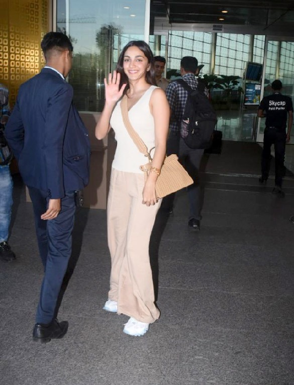 photos kiara advani and palak tiwari snapped at the airport 1 3