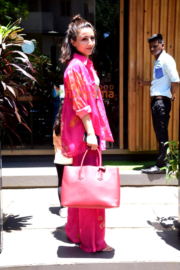 photos kritika kamra soha ali khan and gaurav kapur snapped at mizu in bandra 4