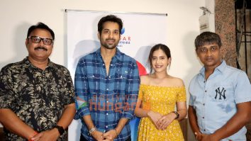 Photos: Mahurat of director Santos Sagar’s film ‘Desi Love’
