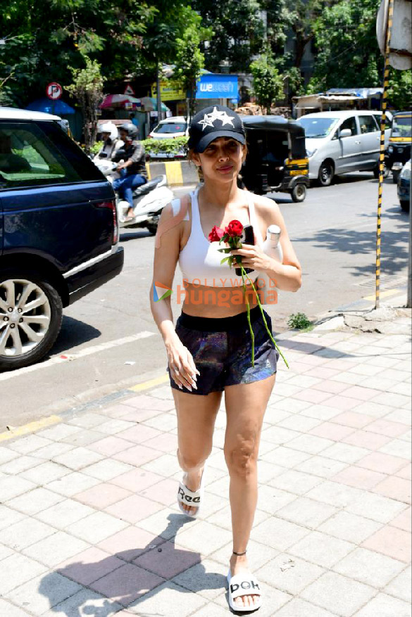 photos malaika arora spotted outside diva yoga in bandra 2 15