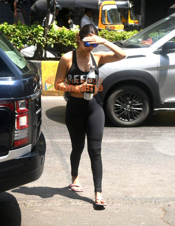 photos malaika arora spotted outside diva yoga in bandra 4 17
