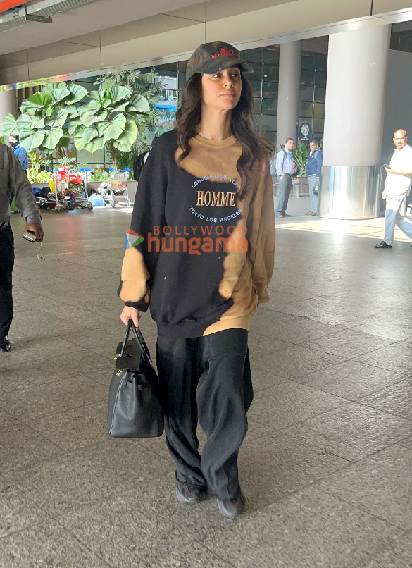photos mrunal thakur and shibani dandekar snapped at the airport 4