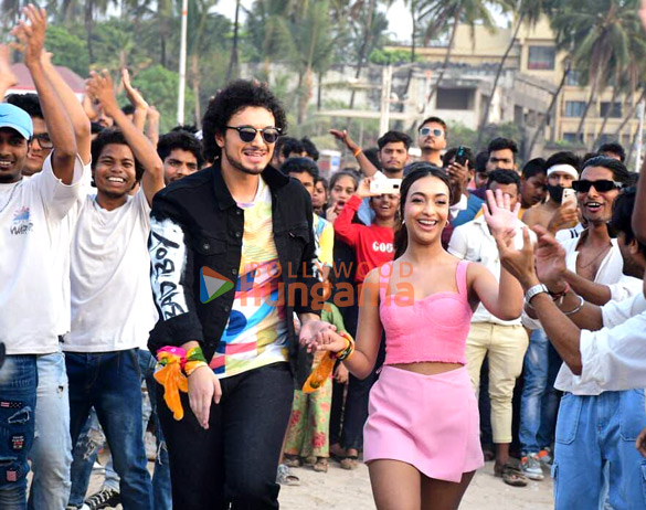 photos namashi chakraborty and amrin qureshi perform a live flash mob at juhu beach in mumbai 1