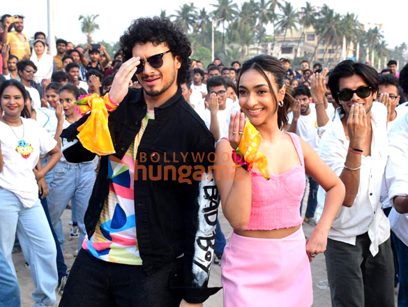 photos namashi chakraborty and amrin qureshi perform a live flash mob at juhu beach in mumbai 2