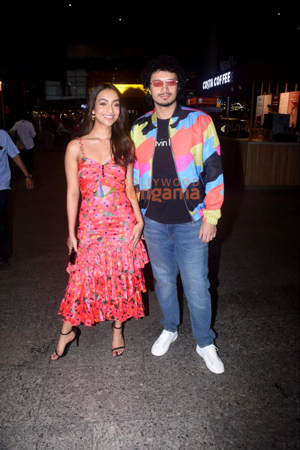 photos namashi chakraborty and amrin qureshi snapped at the airport 2