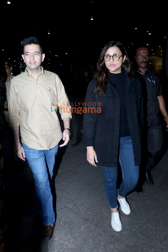 photos parineeti chopra and sara ali khan snapped at the airport 1