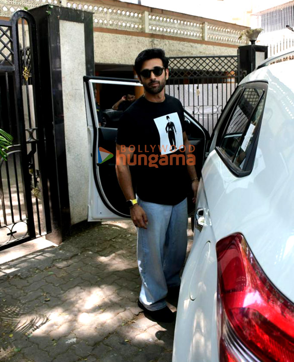 photos pulkit samrat snapped in bandra 1