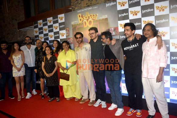 photos rajkummar rao gulshan deviah and team badhaai do celebrates its multiple wins at filmfare awards 2023 1