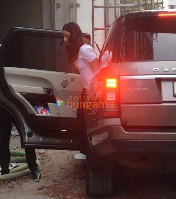 photos ranbir kapoor and alia bhatt snapped at the construction site of their new house 1