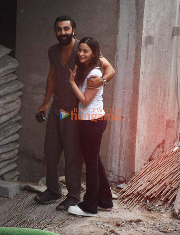 Photos: Ranbir Kapoor and Alia Bhatt snapped at the construction site of their new house