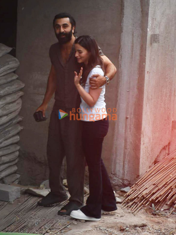 photos ranbir kapoor and alia bhatt snapped at the construction site of their new house 5