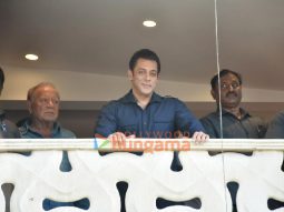 Photos: Salman Khan and Salim Khan greet fans on occasion of Eid 2023